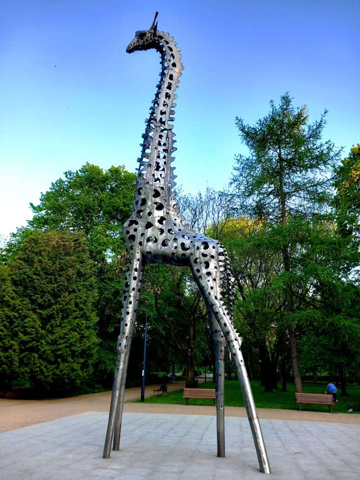 памятник жираф пражский парк